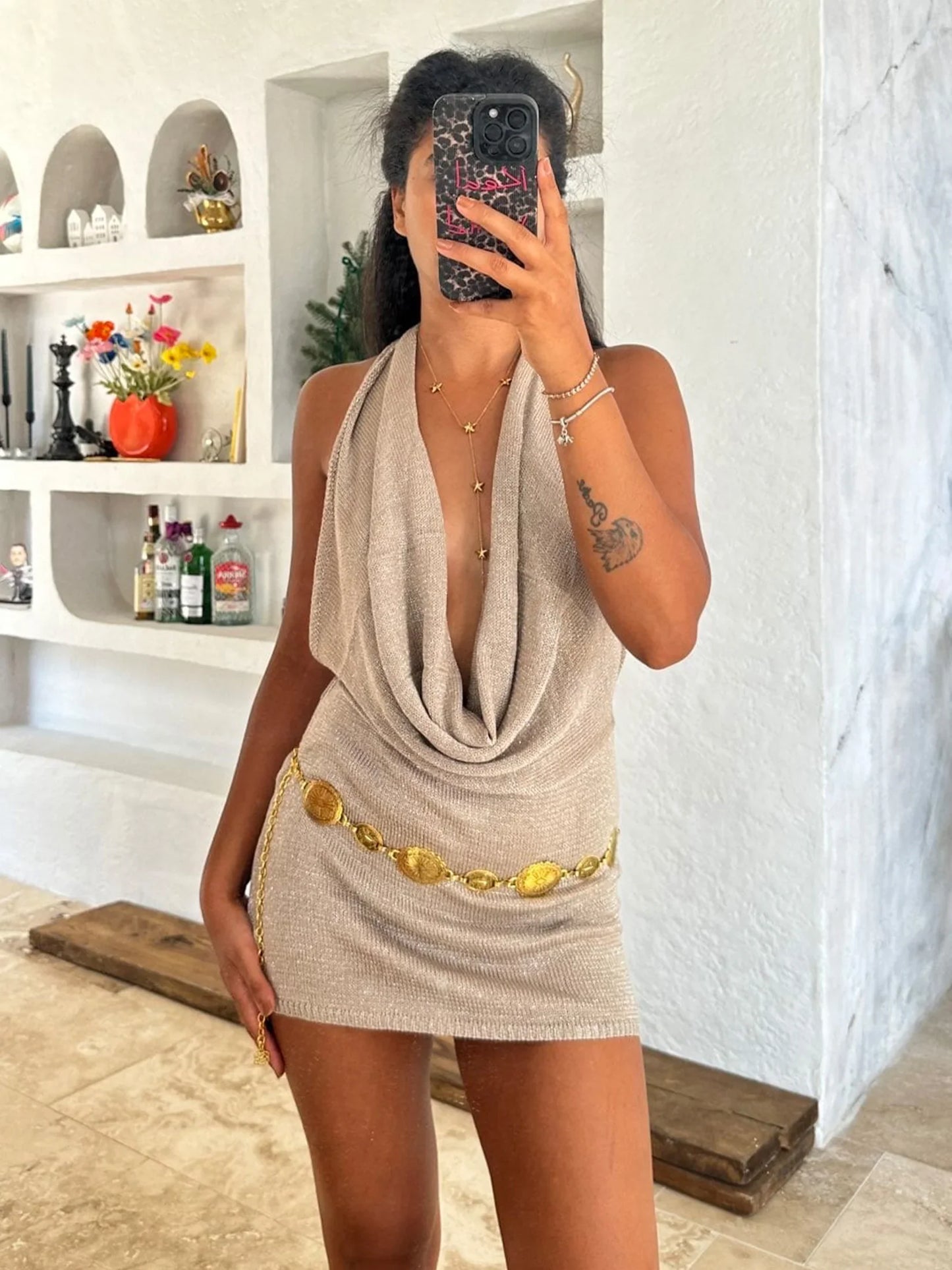 Vestido Mini de Escote en V Profundo y Espalda Descubierta