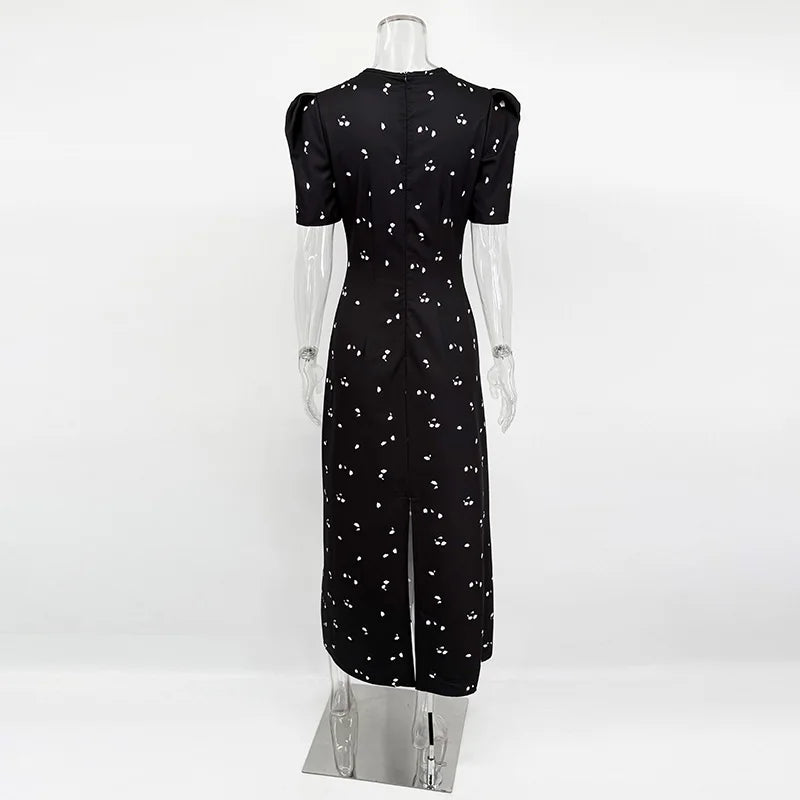 Vestido de encaje calado.
