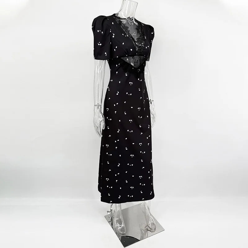 Vestido de encaje calado.