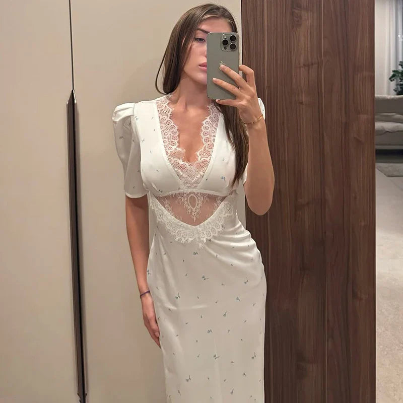 Vestido de encaje calado.